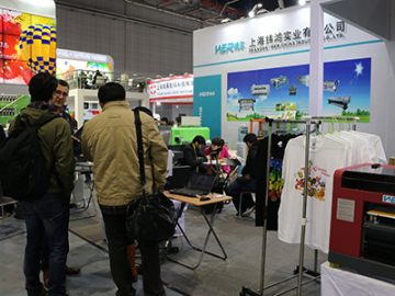 مشتری بحث می کند